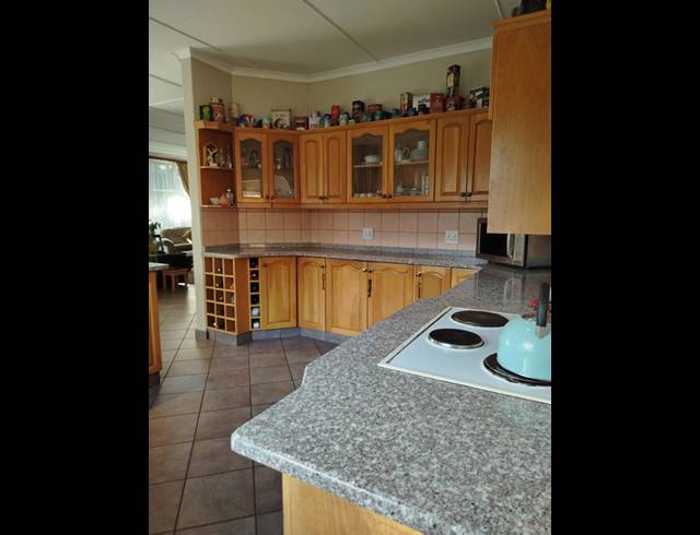 4 BEDROOM FREEHOLD FOR SALE IN HUTTENHEIGHTS